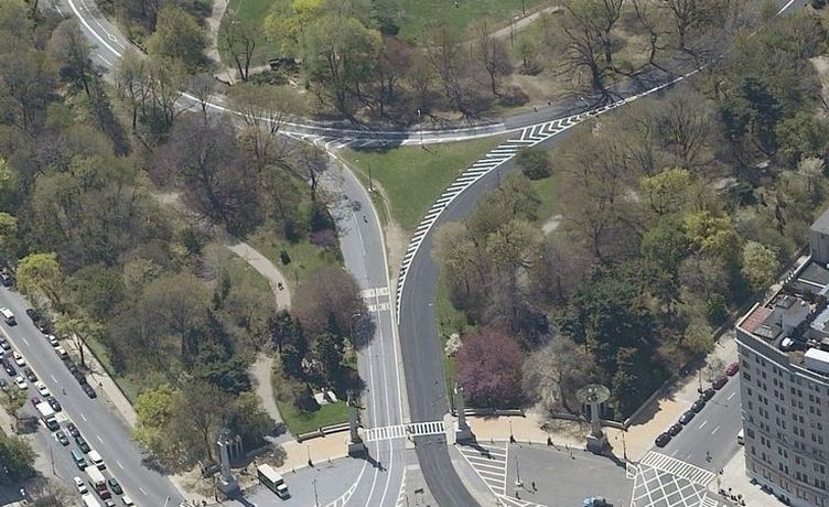entrance: entrance grand army plaza
